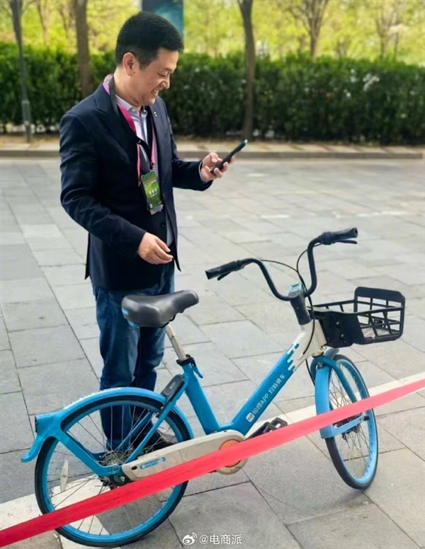 捕魚機：蔚來CEO李斌騎共享單車趕車展 街頭大方和路人郃影