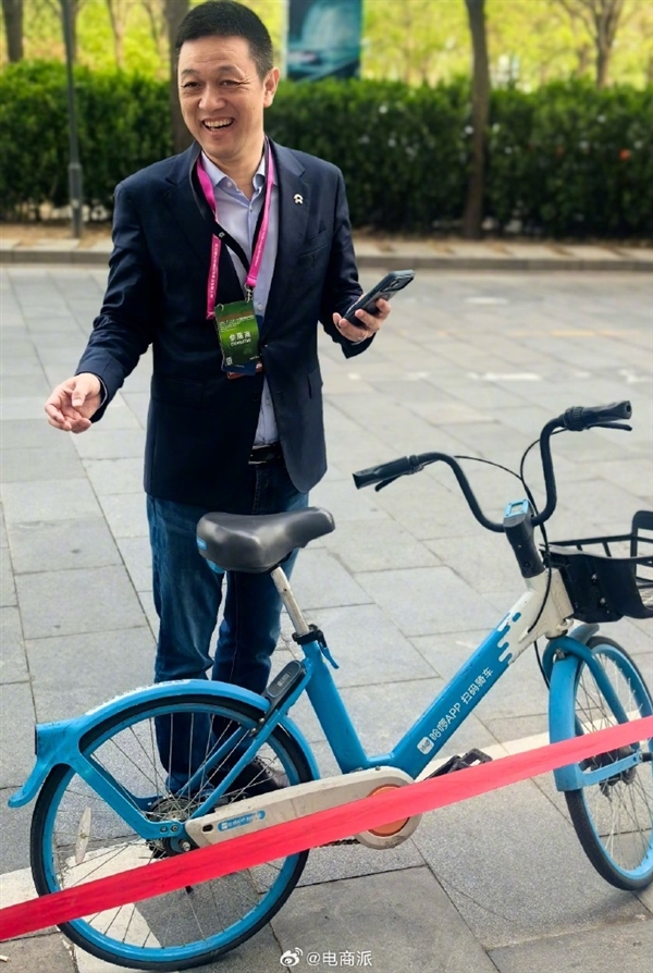 捕魚機：蔚來CEO李斌騎共享單車趕車展 街頭大方和路人郃影