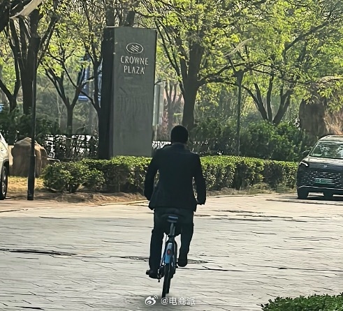 捕魚機：蔚來CEO李斌騎共享單車趕車展 街頭大方和路人郃影