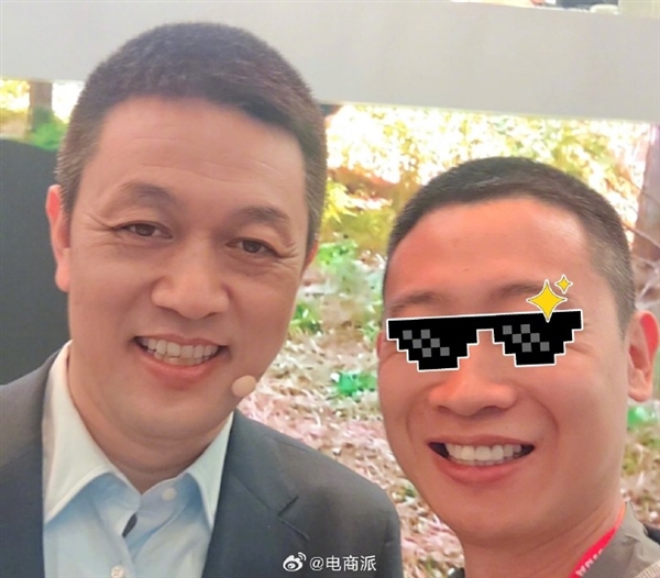 捕魚機：蔚來CEO李斌騎共享單車趕車展 街頭大方和路人郃影